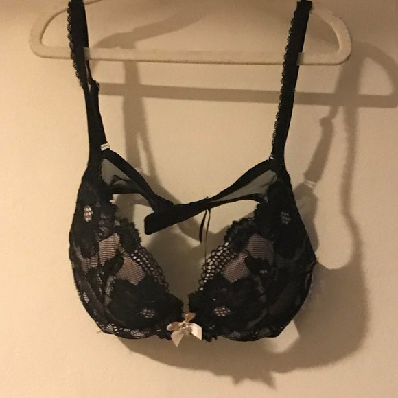 Victoria's Secret Lace Push-Up Bra - Picture 1 of 2